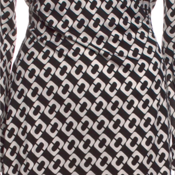 Diane von Furstenberg Silk Wrap Dress
Black Size: XL 14 - Picture 4 of 4